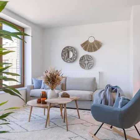 Huswell - Stylish With Terrace Near The Apartment