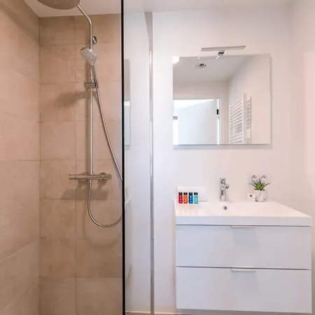 Huswell - Stylish With Terrace Near The Apartament